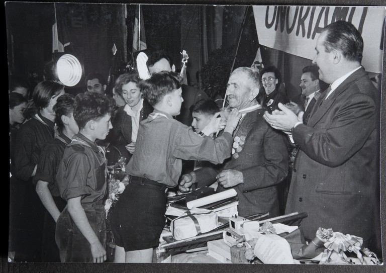 Reggio Emilia, 1955, Teatro Municipale, Festeggiamenti per l'80° di Alcide Cervi, omaggi ad Alcide Cervi